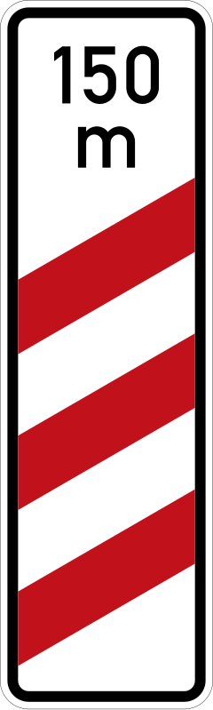 Three-stripe beacon (240m to level crossing)